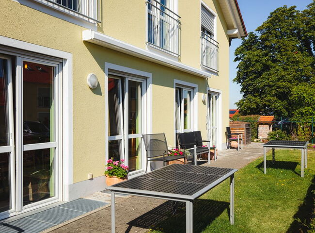 Terrasse mit Sitzmöglichkeiten und Tischen