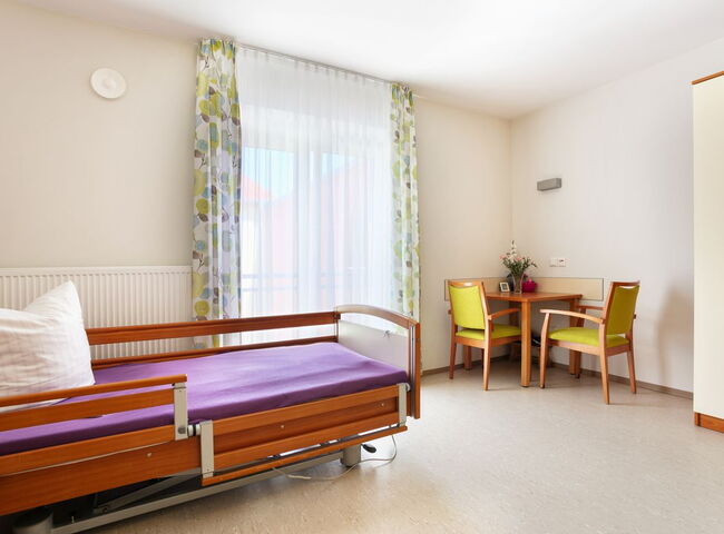 In grün farblich abgestimmtes Bewohnerzimmer