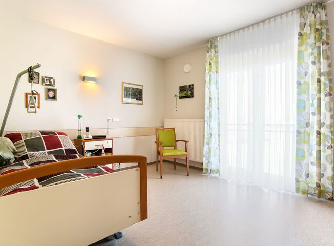 In grün farblich abgestimmtes Bewohnerzimmer