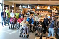 Heimbewohner besuchen neuen EDEKA Markt