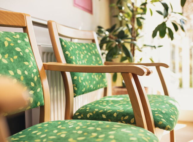 Bequem gepolsterte Stühle als Sitzmöglichkeit