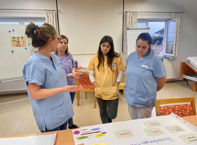 Azubis im Gespräch mit einer Ausbilderin