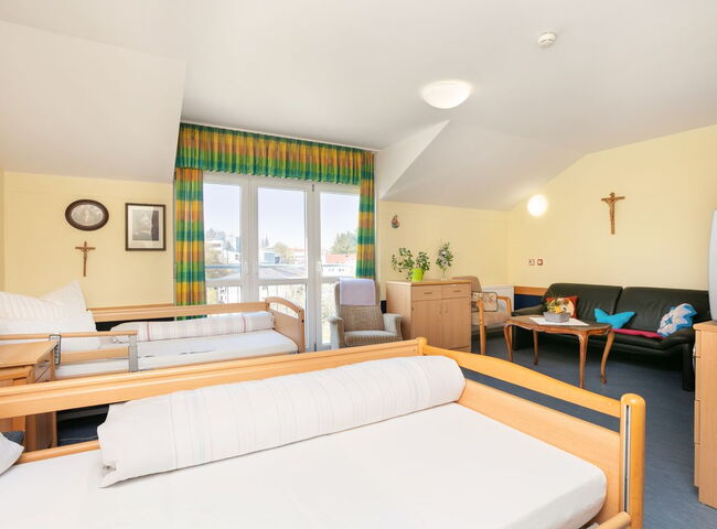 Bewohntes Zimmer mit Betten und Möbeln