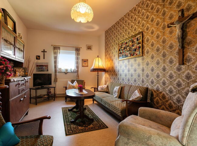 Nostalgisch eingerichtetes Zimmer mit Möbeln und Tapeten aus früheren Tagen