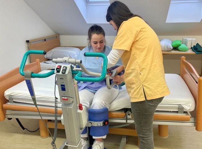 Azubis erlernen den Umgang mit einem Patientenlift