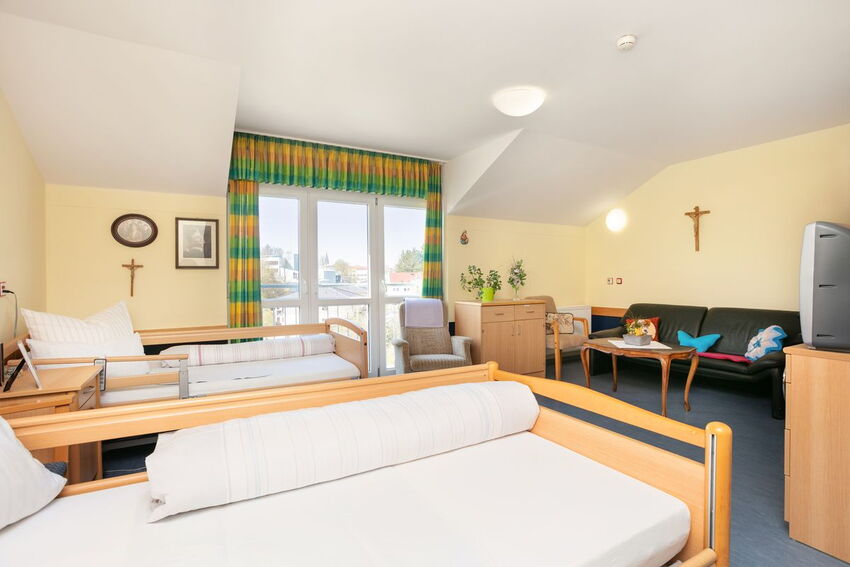 Bewohntes Zimmer mit Betten und Möbeln