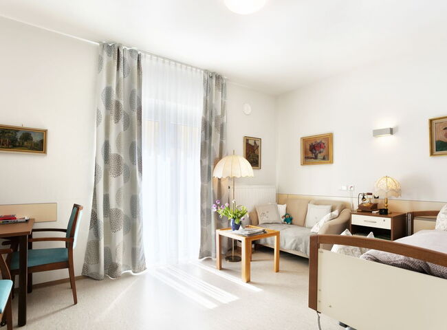 In grau farblich abgestimmtes Bewohnerzimmer