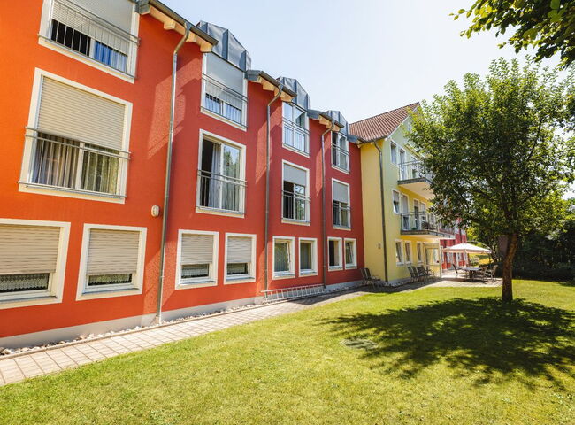 Blick zur Terrasse mit Sitzmöglichkeiten